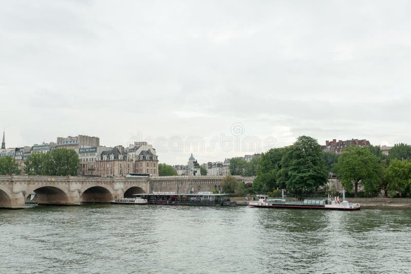 PARÍS, FRANCIA - 1 de junio de 2018: Visión cerca de río Sena París Francia Europa imagenes de archivo PARÍS, FRANCIA - 1 de junio de 2018: Visión cerca de río Sena París Francia Europa imagenes de archivo
