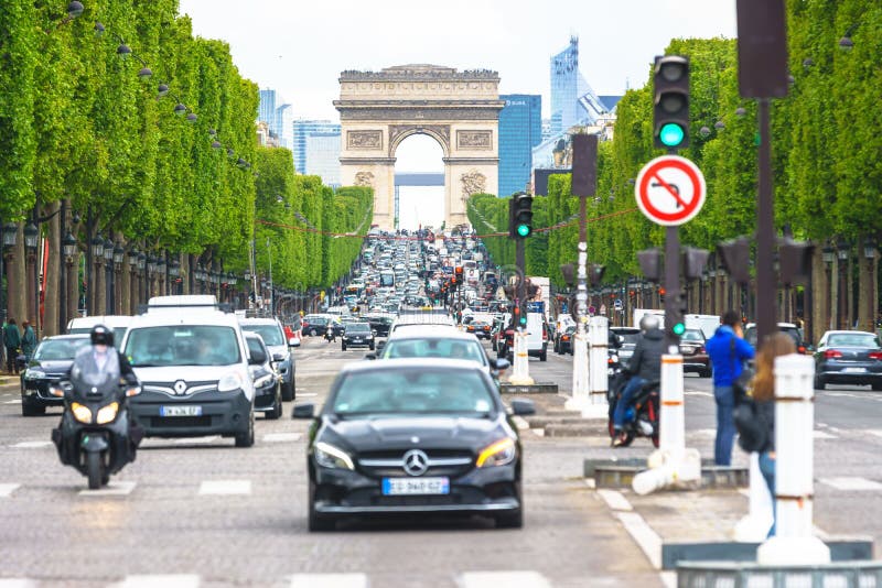 París, Francia - 3 de mayo de 2017: Condiciones del tráfico por carretera de campeones-e imágenes de archivo libres de regalías París, Francia - 3 de mayo de 2017: Condiciones del tráfico por carretera de campeones-e imágenes de archivo libres de regalías