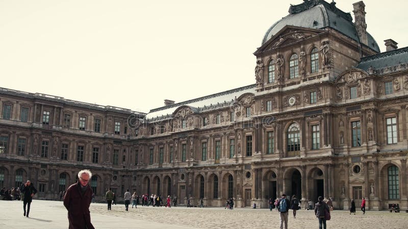 PARÍS, FRANCIA - 8 DE OCTUBRE DE 2017 Los turistas caminan en el cuadrado cerca del museo del Louvre fotos de archivo libres de regalías PARÍS, FRANCIA - 8 DE OCTUBRE DE 2017 Los turistas caminan en el cuadrado cerca del museo del Louvre fotos de archivo libres de regalías