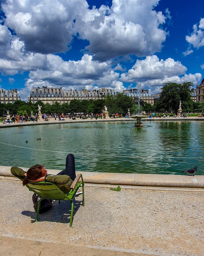 París, Francia, junio de 2019: Relajación en el jardín de Tuileries imagen de archivo libre de regalías París, Francia, junio de 2019: Relajación en el jardín de Tuileries imagen de archivo libre de regalías