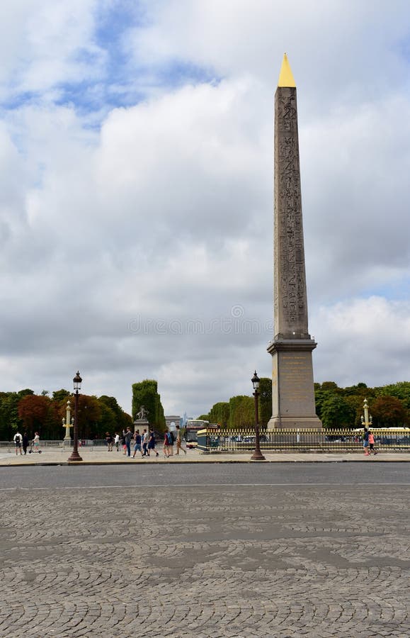 París, Francia, La Concorde Square Obelisco de Luxor, luces de calle, turistas, Champs-Elysees y arco de Triumph Cielo nublado foto de archivo libre de regalías París, Francia, La Concorde Square Obelisco de Luxor, luces de calle, turistas, Champs-Elysees y arco de Triumph Cielo nublado foto de archivo libre de regalías