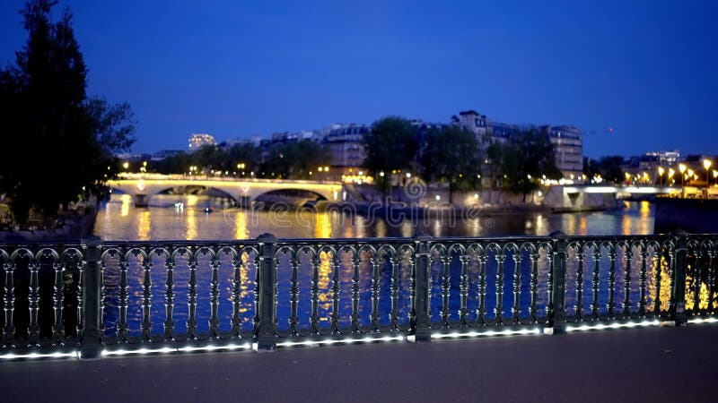 París por la noche romántica vista sobre el río seine ciudad de parís francia 4 de septiembre 2023