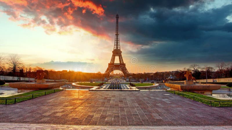 París, torre Eiffel en la salida del sol, lapso de tiempo