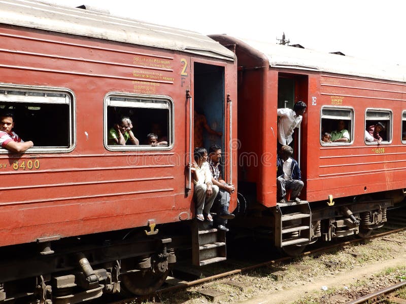 Pasajeros de tercera clase asiáticos en el tren rojo, Sri Lanka imagen de archivo Pasajeros de tercera clase asiáticos en el tren rojo, Sri Lanka imagen de archivo