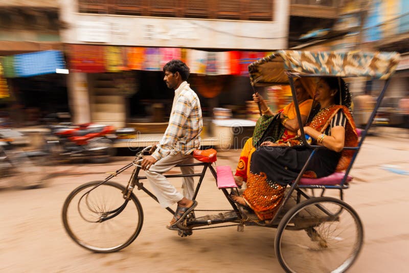 Pasajeros la India del carrito de ciclo de la cacerola de la falta de definición de movimiento imagenes de archivo Pasajeros la India del carrito de ciclo de la cacerola de la falta de definición de movimiento imagenes de archivo