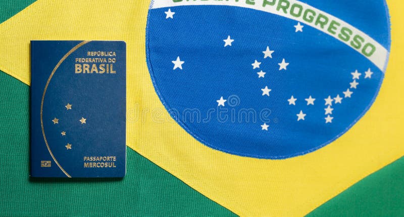 Pasaporte brasileño en fondo brasileño de la bandera fotografía de archivo Pasaporte brasileño en fondo brasileño de la bandera fotografía de archivo