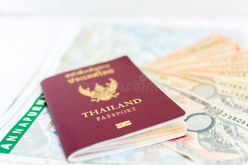 Pasaporte de Tailandia para el turismo con las notas del mapa y del Nepali de Nepal de la región de Annapurna imagenes de archivo Pasaporte de Tailandia para el turismo con las notas del mapa y del Nepali de Nepal de la región de Annapurna imagenes de archivo