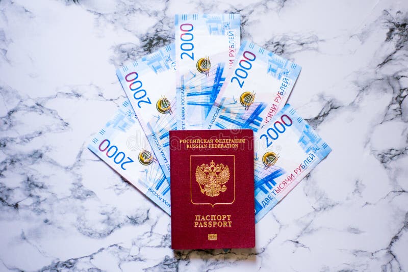 Pasaporte ruso y dinero ruso en fondo del marbel fotografía de archivo Pasaporte ruso y dinero ruso en fondo del marbel fotografía de archivo
