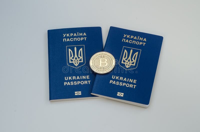 Pasaportes del ucraniano y moneda extranjeros del bitcoin Concepto de Ucrania y del cryptocurrency En el fondo blanco foto de archivo libre de regalías Pasaportes del ucraniano y moneda extranjeros del bitcoin Concepto de Ucrania y del cryptocurrency En el fondo blanco foto de archivo libre de regalías
