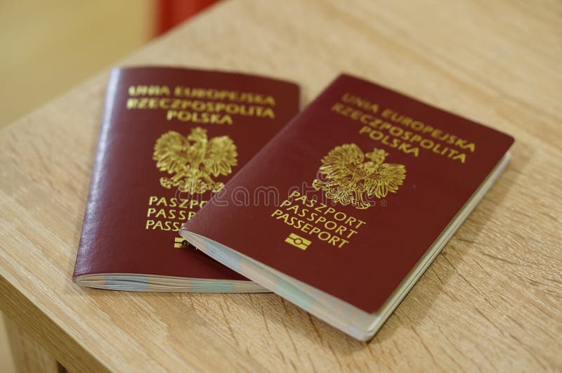 Pasaportes rojos polacos imagen de archivo.