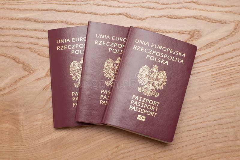 Pasaportes rojos polacos imagen de archivo.