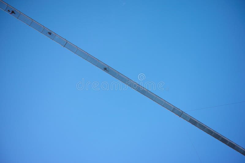 Pasarela larga de la suspensión en cielo azul fotos de archivo libres de regalías Pasarela larga de la suspensión en cielo azul fotos de archivo libres de regalías