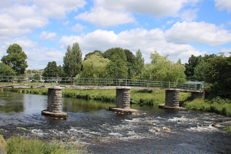 Pasarela sobre el río Kent, Kendal, Cumbria foto de archivo Pasarela sobre el río Kent, Kendal, Cumbria foto de archivo