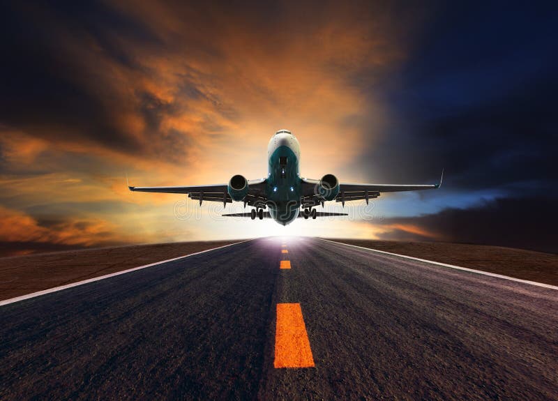 Pasażera samolotu odrzutowego płaski latanie nad lotniskowym pasem startowym przeciw pięknemu