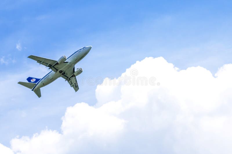 Pasażerski Samolotowy Boeing 737 Po odlota fotografia stock Pasażerski Samolotowy Boeing 737 Po odlota fotografia stock