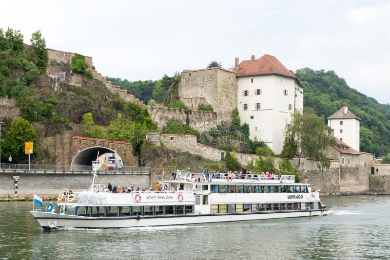 Pasażerski statek na Danube rzece w Passau obraz royalty free Pasażerski statek na Danube rzece w Passau obraz royalty free