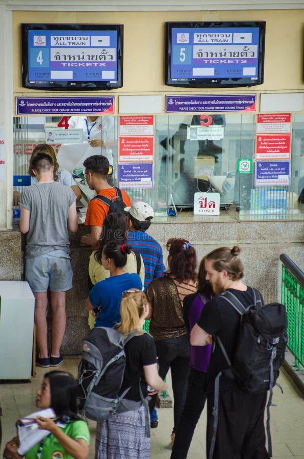 Pasażery kupują taborowych bilety przy Bangkok Tajlandia dworcem zdjęcia stock Pasażery kupują taborowych bilety przy Bangkok Tajlandia dworcem zdjęcia stock