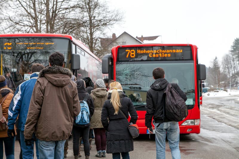 Pasażery na autobusowej przerwie wchodzić do przyjeżdżającego nowożytnego Hohenschwangau ca obraz royalty free