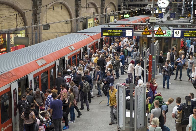 Pasażery przy Hamburską ` s magistrali stacją kolejową obraz stock Pasażery przy Hamburską ` s magistrali stacją kolejową obraz stock