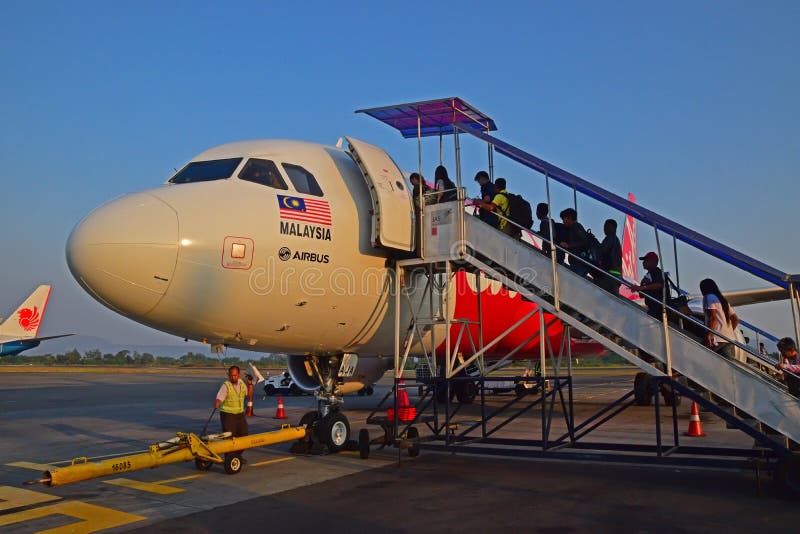 Pasażery wsiada AirAsia lot w Jogyakarta lotnisku zdjęcia royalty free Pasażery wsiada AirAsia lot w Jogyakarta lotnisku zdjęcia royalty free