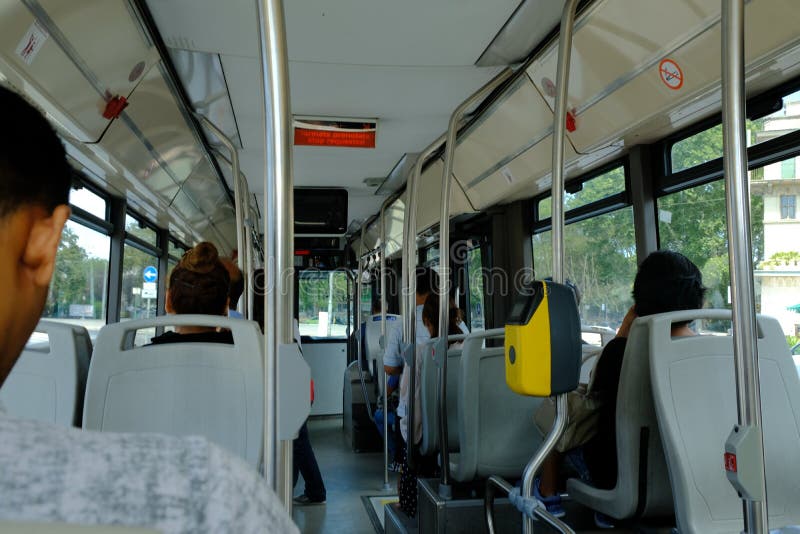 Pasażery wśrodku tramwaju w Rzym fotografia stock Pasażery wśrodku tramwaju w Rzym fotografia stock
