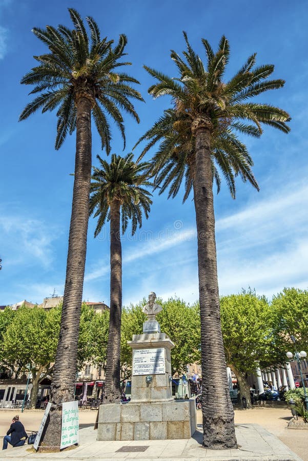 Pascal Paoli Monument en la ciudad de Ile-Rousse imagenes de archivo Pascal Paoli Monument en la ciudad de Ile-Rousse imagenes de archivo