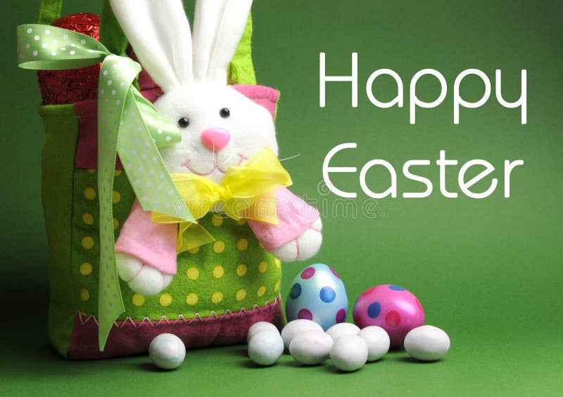 Pascua feliz, hogar hizo que caza del huevo de Pascua el lunar colorido lleva el bolso de la cesta imagenes de archivo Pascua feliz, hogar hizo que caza del huevo de Pascua el lunar colorido lleva el bolso de la cesta imagenes de archivo