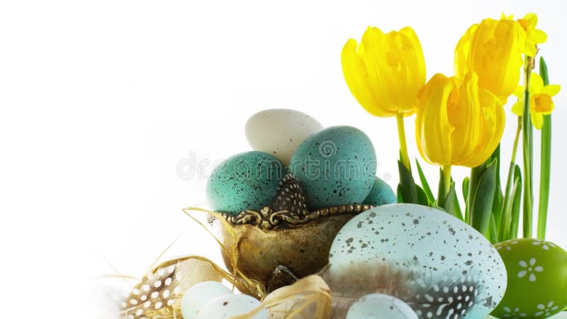 Pascua feliz; Huevos de Pascua y flores de la primavera