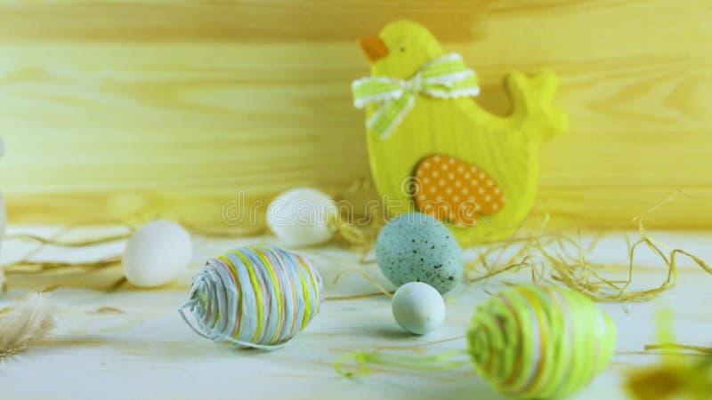 Pascua feliz; Huevos de Pascua y flores de la primavera