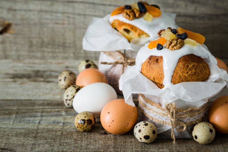 Pascua se apelmaza con los huevos, fondo de madera rústico imagenes de archivo Pascua se apelmaza con los huevos, fondo de madera rústico imagenes de archivo