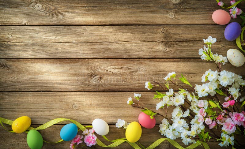 Pasen-achtergrond met kleurrijke eieren en de lentebloemen