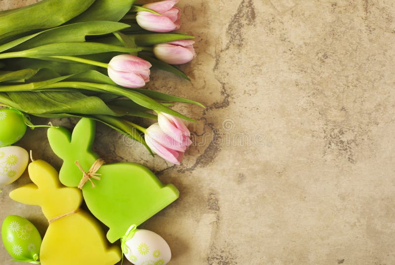 Pasen-achtergrond met roze tulpen, eieren en konijntjesdecoratie stock foto Pasen-achtergrond met roze tulpen, eieren en konijntjesdecoratie stock foto
