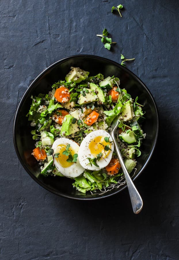 Pasen-brunchquinoa, eieren, avocado, komkommer, wortelsalade op donkere achtergrond, bovenkant Gezond Vegetarisch Voedselconcept royalty-vrije stock afbeeldingen Pasen-brunchquinoa, eieren, avocado, komkommer, wortelsalade op donkere achtergrond, bovenkant Gezond Vegetarisch Voedselconcept royalty-vrije stock afbeeldingen