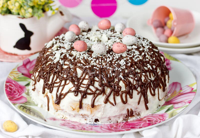 Pasen-cake met chocolade en suikergoedeieren stock afbeeldingen Pasen-cake met chocolade en suikergoedeieren stock afbeeldingen