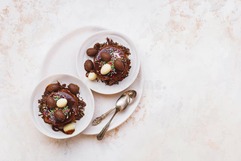 Pasen-de cake van de nestchocolade met chocoladekrullen en eieren dat wordt verfraaid stock foto's Pasen-de cake van de nestchocolade met chocoladekrullen en eieren dat wordt verfraaid stock foto's