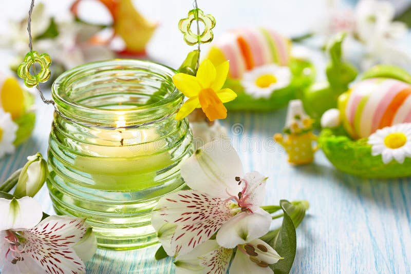 Pasen-decoratie met bloemen, kaarsen en eieren royalty-vrije stock afbeelding Pasen-decoratie met bloemen, kaarsen en eieren royalty-vrije stock afbeelding