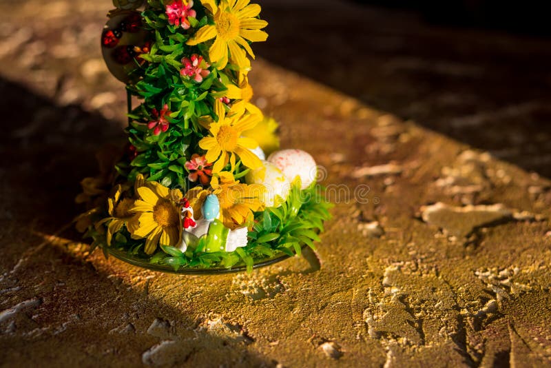 Pasen-decoratie met kuikens, eieren en bloemen gelukkig paasei op uitstekende gele houten achtergrond Gelukkige Vakantie royalty-vrije stock afbeelding Pasen-decoratie met kuikens, eieren en bloemen gelukkig paasei op uitstekende gele houten achtergrond Gelukkige Vakantie royalty-vrije stock afbeelding