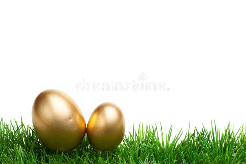 Pasen-Grasgrens, gouden die eieren, op wit worden geïsoleerd royalty-vrije stock foto Pasen-Grasgrens, gouden die eieren, op wit worden geïsoleerd royalty-vrije stock foto