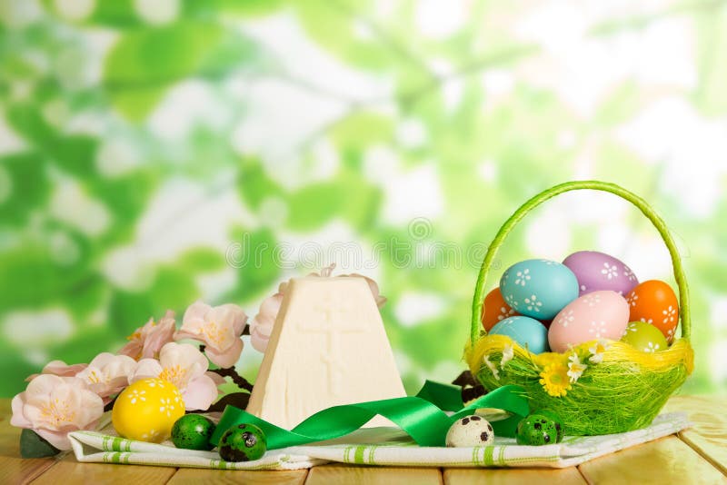 Pasen-kaasdessert, paaseieren in mand en dichtbijgelegen, bloemen, stock afbeelding Pasen-kaasdessert, paaseieren in mand en dichtbijgelegen, bloemen, stock afbeelding