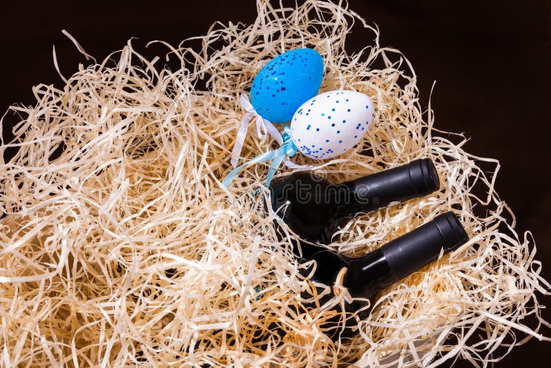 Pasen koppelen twee van de de eierendoos van de flessenwijnstok splinters van het de lade houten blauwe witte rode stro de weinig royalty-vrije stock fotografie Pasen koppelen twee van de de eierendoos van de flessenwijnstok splinters van het de lade houten blauwe witte rode stro de weinig royalty-vrije stock fotografie