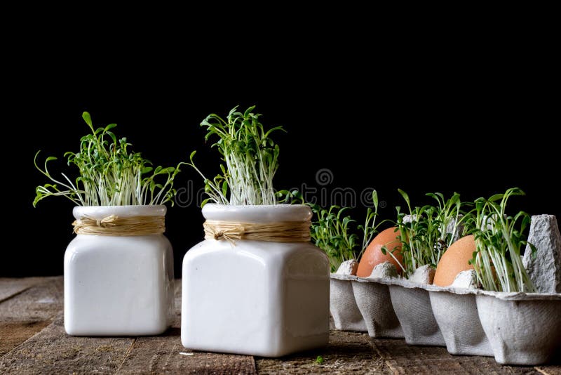 Pasen-stemming in oude keuken op houten lijst stock foto Pasen-stemming in oude keuken op houten lijst stock foto