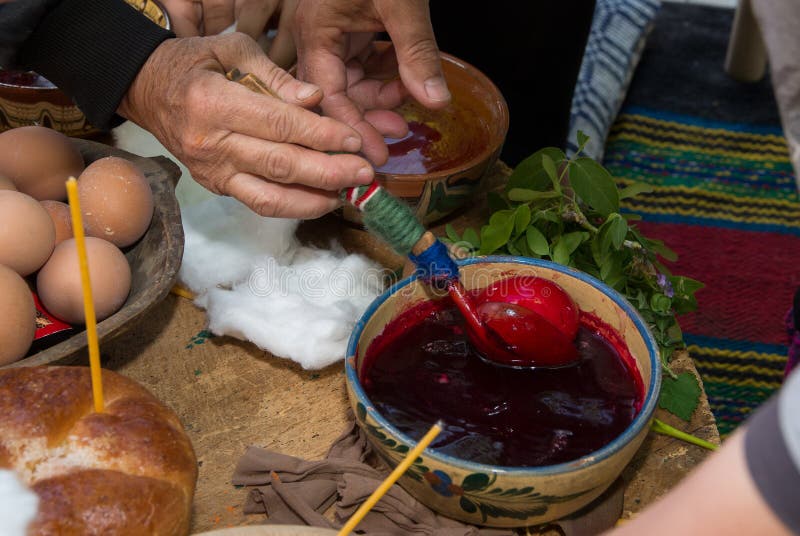 Pasen-tradities Het schilderen van eieren door oude methodes royalty-vrije stock fotografie Pasen-tradities Het schilderen van eieren door oude methodes royalty-vrije stock fotografie