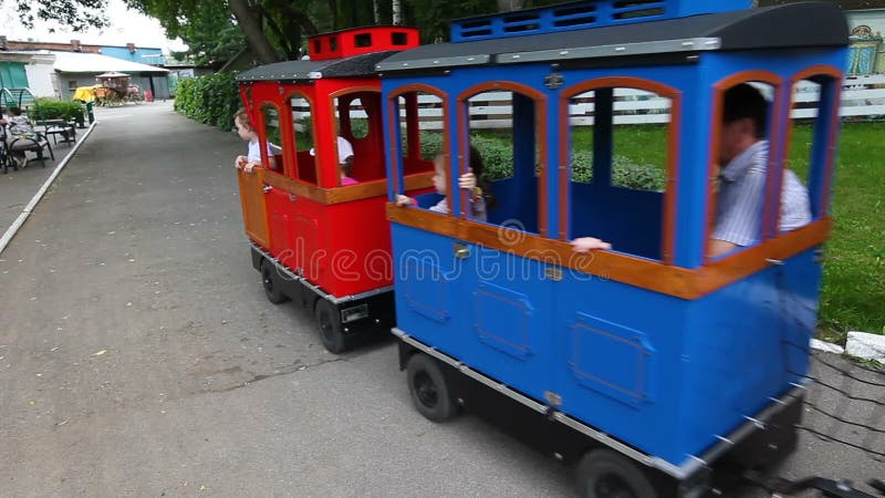 Paseo de la gente en atracciones del parque en tren