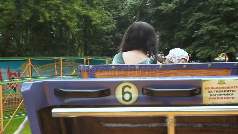 Paseo de la gente en atracciones del parque una montaña rusa