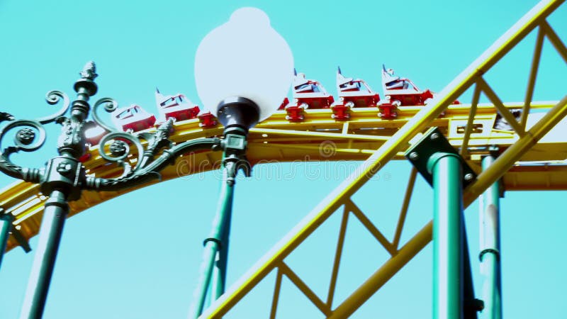 Paseo de la gente en un parque de atracciones