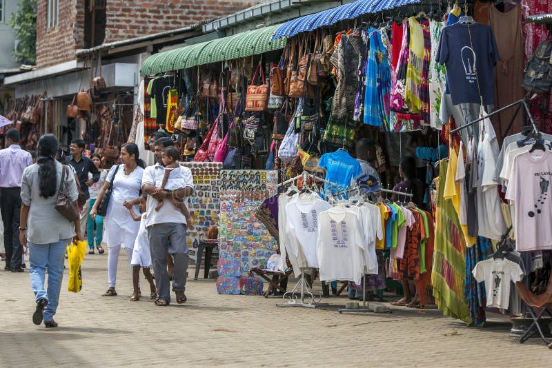 Paseo de la gente a lo largo de una calle en Pinnawala imágenes de archivo libres de regalías Paseo de la gente a lo largo de una calle en Pinnawala imágenes de archivo libres de regalías
