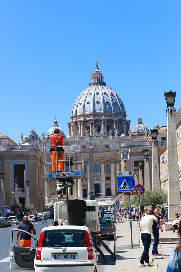 Paseo de la gente y de los turistas en el Vaticano imagenes de archivo Paseo de la gente y de los turistas en el Vaticano imagenes de archivo