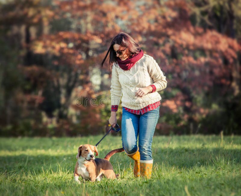 Paseo de la mujer con el perro imágenes de archivo libres de regalías Paseo de la mujer con el perro imágenes de archivo libres de regalías