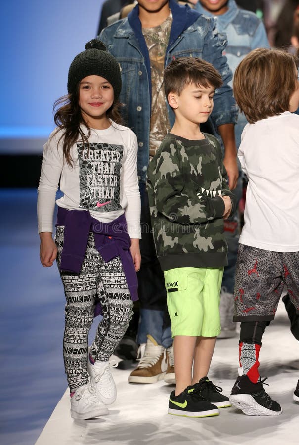 conveniencia relé adiós Paseo De Los Modelos La Pista En El Desfile De Moda De Los Niños Del Nike  Levi Durante Mercedes-Benz Fashion Week Fall 2015 Imagen de archivo  editorial - Imagen de nike, benz: