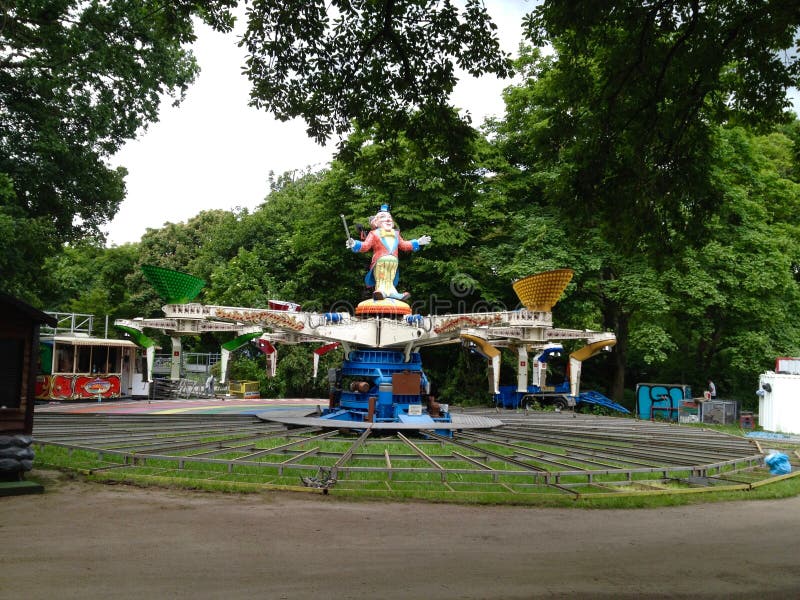 Paseo del carnaval (Fahrgeschäft) que es disposición/junta en la feria de diversión alemana imágenes de archivo libres de regalías Paseo del carnaval (Fahrgeschäft) que es disposición/junta en la feria de diversión alemana imágenes de archivo libres de regalías
